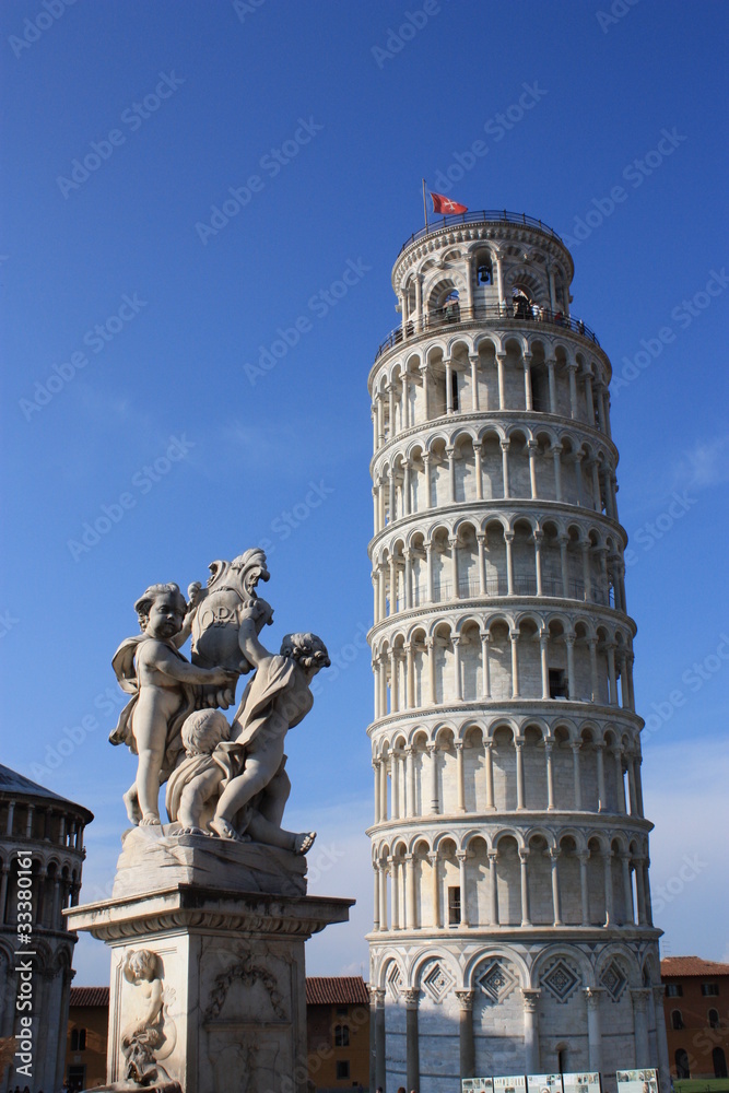 Schiefer Turm mit Statue