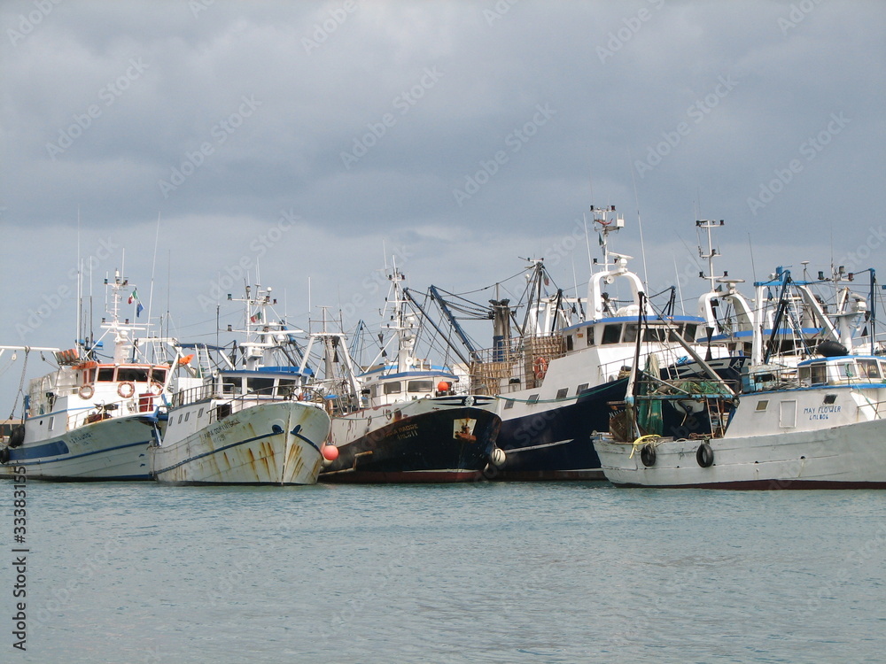 Flotta di pescherecci in porto