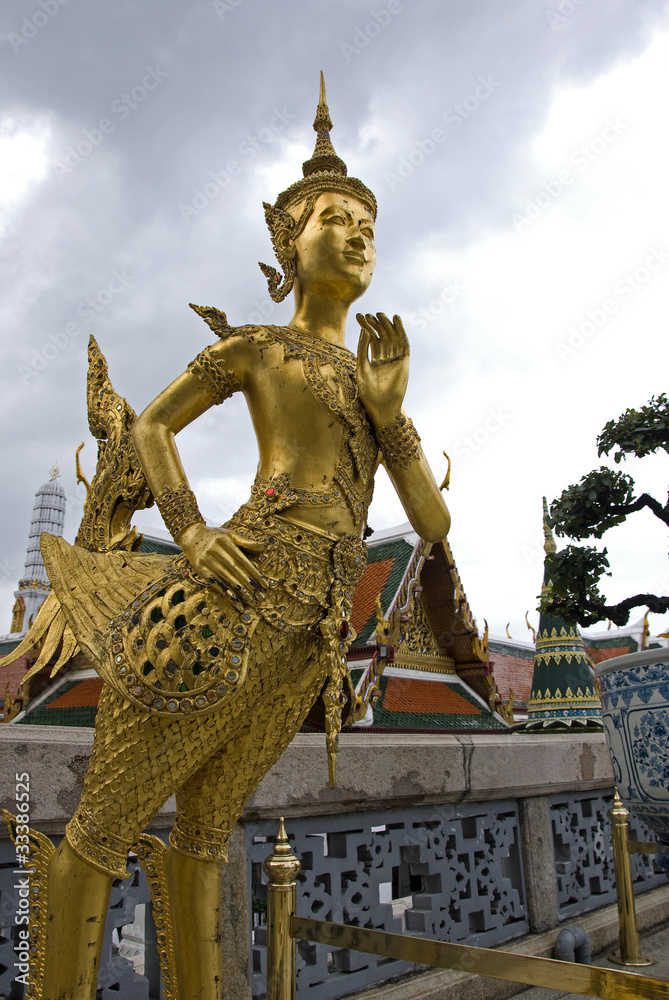 Obraz premium Golden Angel with Pagoda