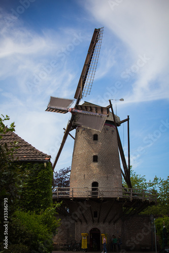 Windmühle mit blauem Himmel