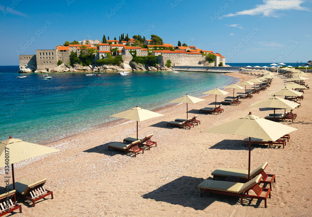 Obraz premium Beach beds and umbrellas on the beach