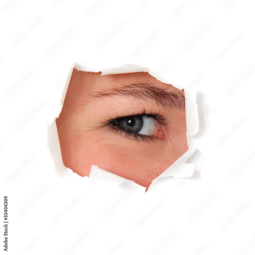 Fototapeta premium Frau schaut durch aufgerissenes Loch