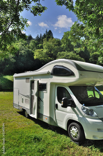 Camper in sosta su prato di montagna