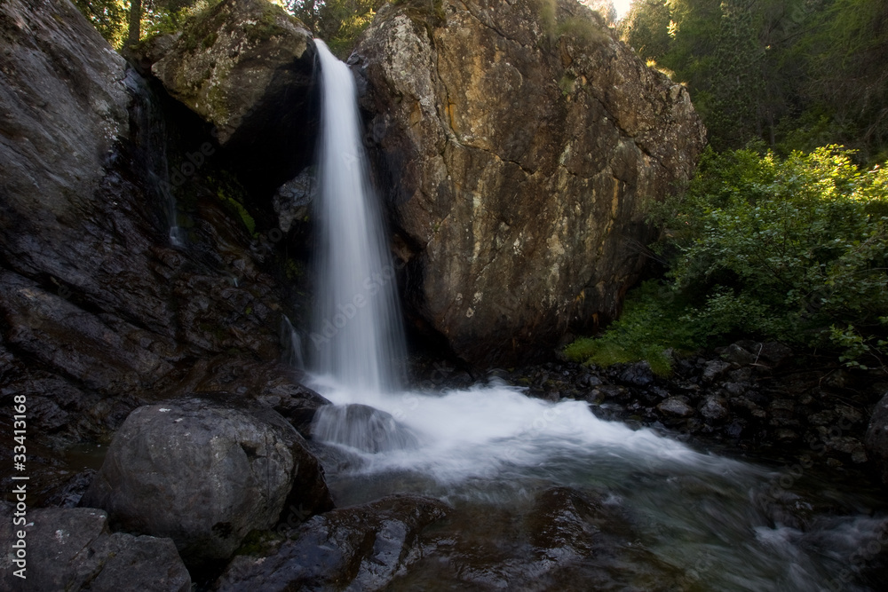 Naklejka premium cascata al parco del Mont Avic
