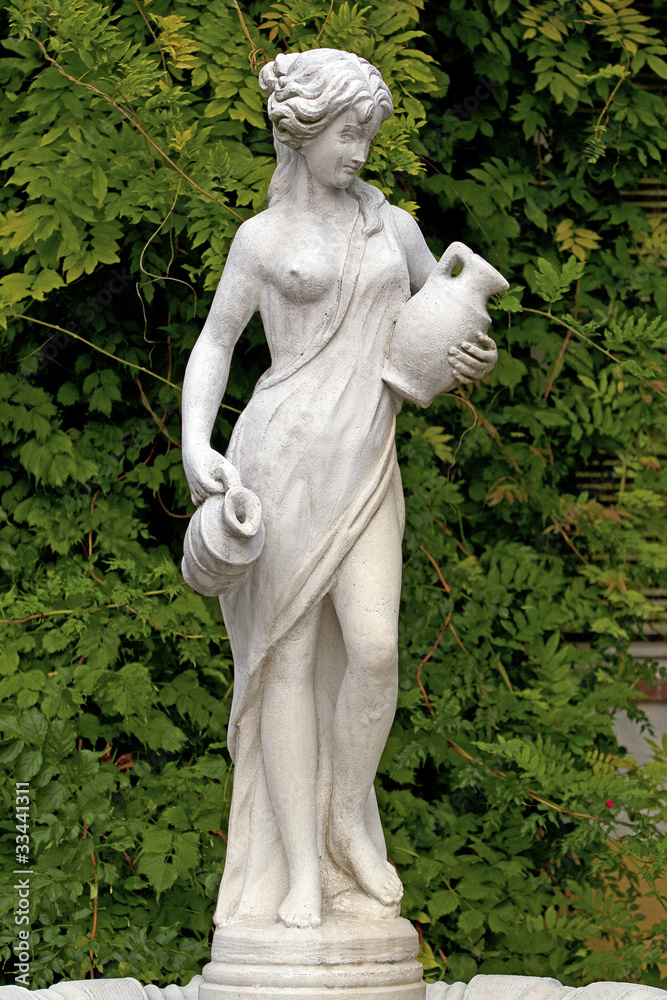 Escultura femenina en Baden, Austria.