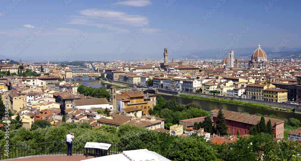 Stadtpanorama hoch über den Hügeln von Florenz