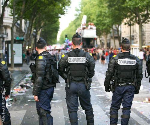 Obraz na płótnie 4 gendarmes face aux manifestants