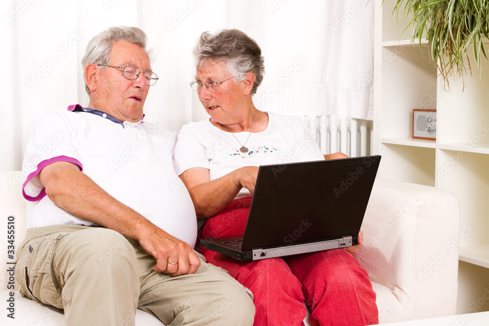 Seniorin erklärt ihrem Ehepartner den Computer Seniorin erklärt ihrem Ehepartner den Computer