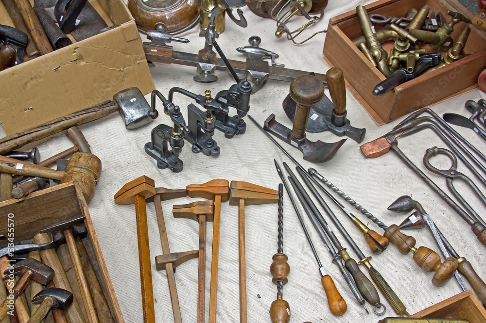 vente d'outils anciens sur un stand de brocante Stock Photo | Adobe Stock