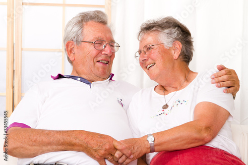 glückliches älteres Ehepaar, das miteinander redet und lacht