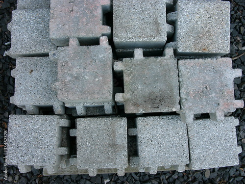 Pflastersteine in Grau mit Nut und Feder für den Straßenbau an einer Baustelle an der Hanauer Landstraße im Stadtteil Fechenheim in Frankfurt am Main in Hessen photo