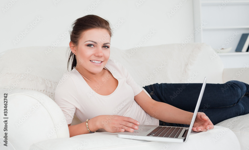 Obraz premium Close up of a beatiful woman looking at her the camera holding h