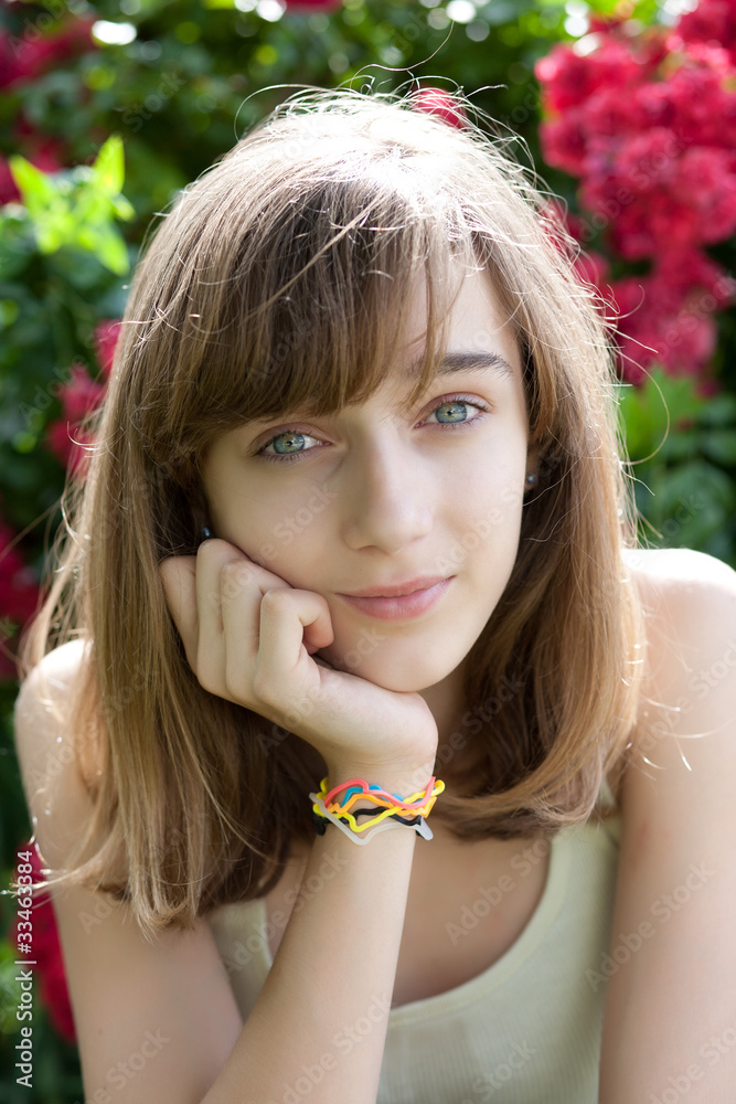 Φωτογραφία Portrait of a teenage girl in the flower garden