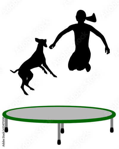 Frau und Hund auf Trampolin