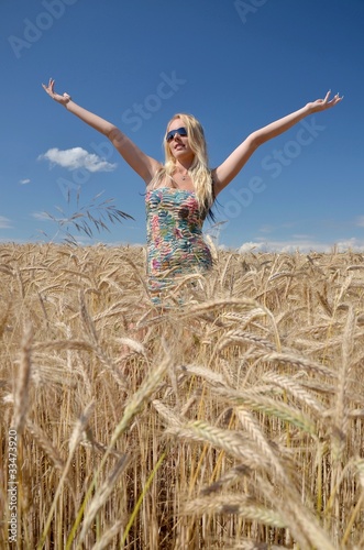femme et champ de blé