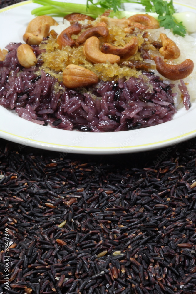 Black rice compare raw and ripe Black rice compare raw and ripe