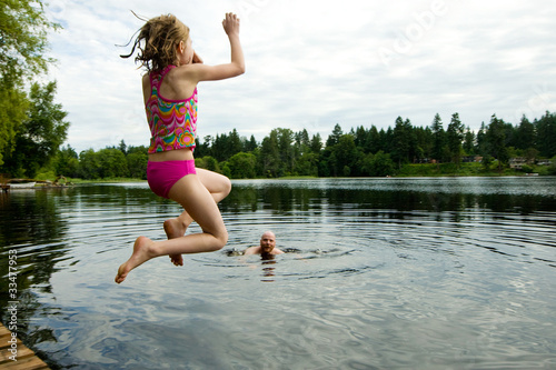 Foto child jumping in a lake