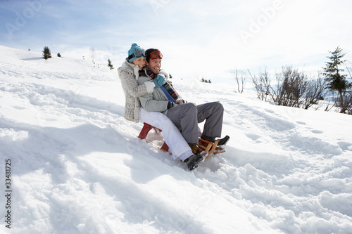 Fotografi Young Couple Sledding