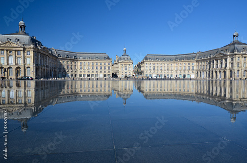 Reflet de la Place de la Bourse à Bordeaux © Yvann K