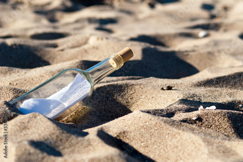 Flaschenpost im Sand