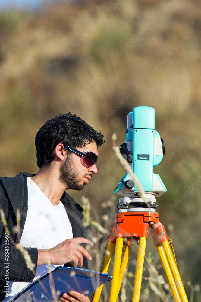 Ragazzo Geometra e Rilievi Topografici in campagna