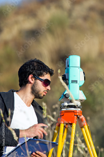 Ragazzo Geometra e Rilievi Topografici in campagna