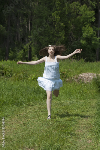 Девушка бежит по лесной дорожке