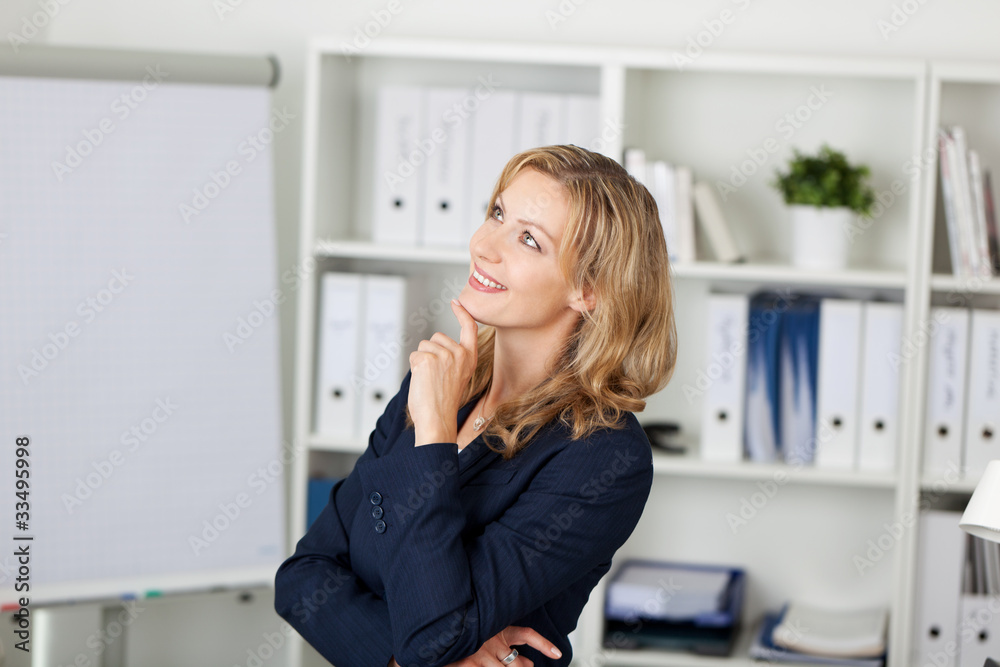 blonde frau plant ihre karriere