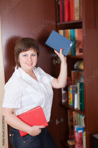 Photos woman selecting book