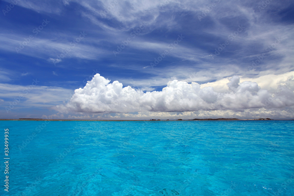 伊平屋島のコバルトブルーの海と入道雲