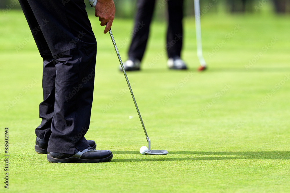 Obraz premium putt on golf green