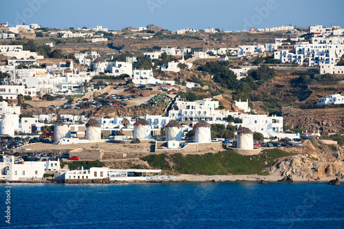 Fototapeta Naklejka Na Ścianę i Meble -  white washed houses on the shore of Mykonos island