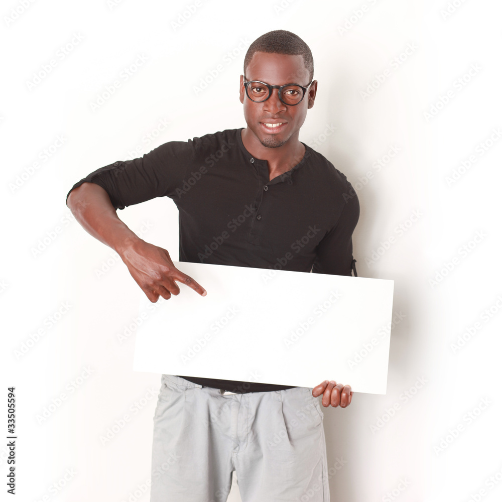 junger Mann mit Schild junger Mann mit Schild