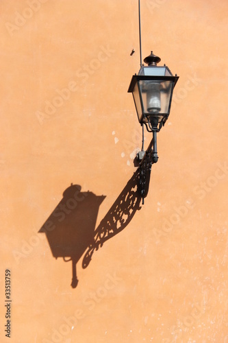 Lampadaire sur un mur à Florence, Italie