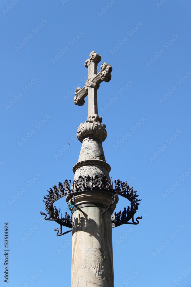 Croix sur une colonne à Florence, Italie