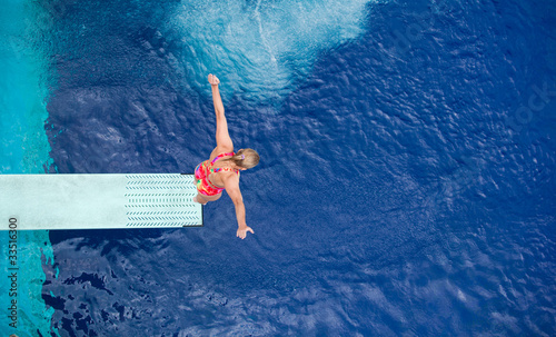 Fotografie preparing to dive into a swimming pool