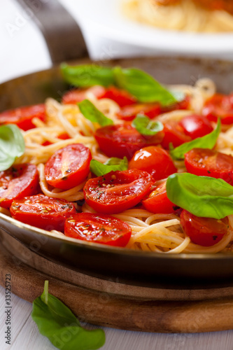 Spaghetti with cherry tomatoes and fresh basil