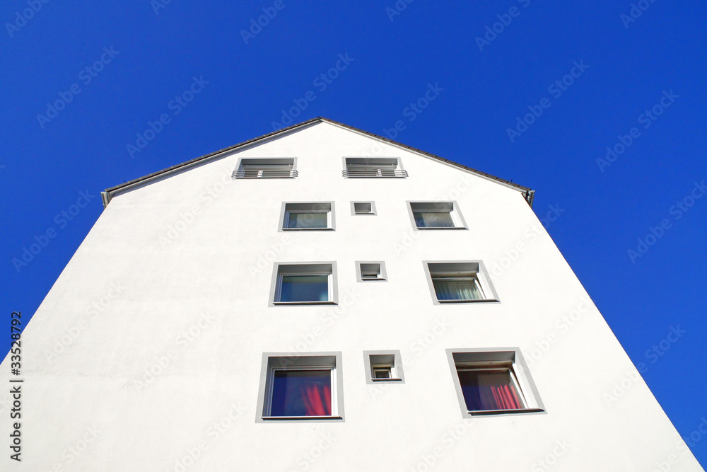 haus vor blauem himmel #3