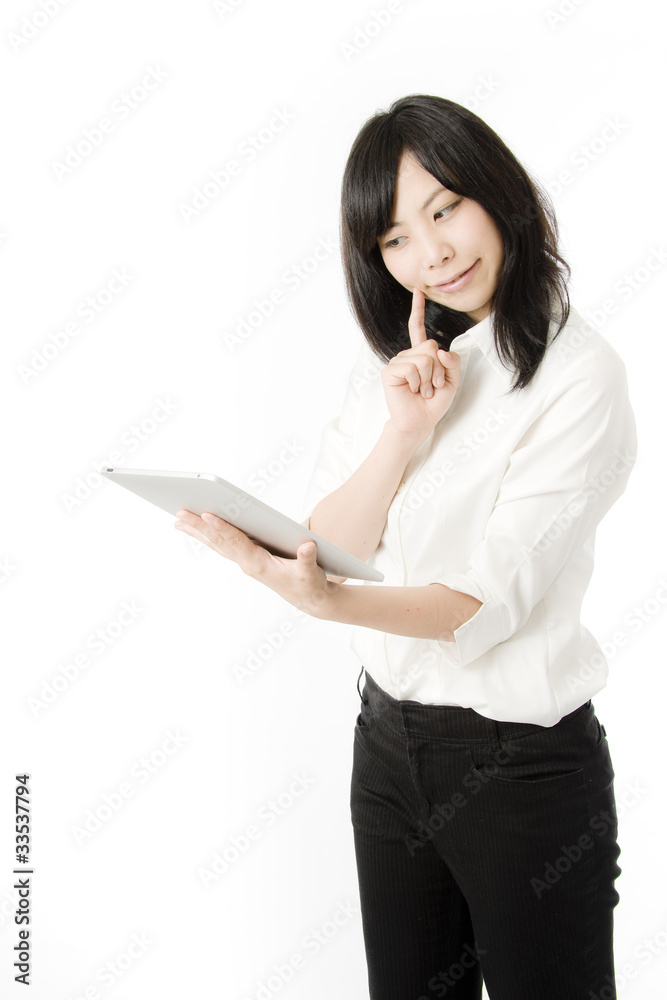 タブレットpcを使う女性社員