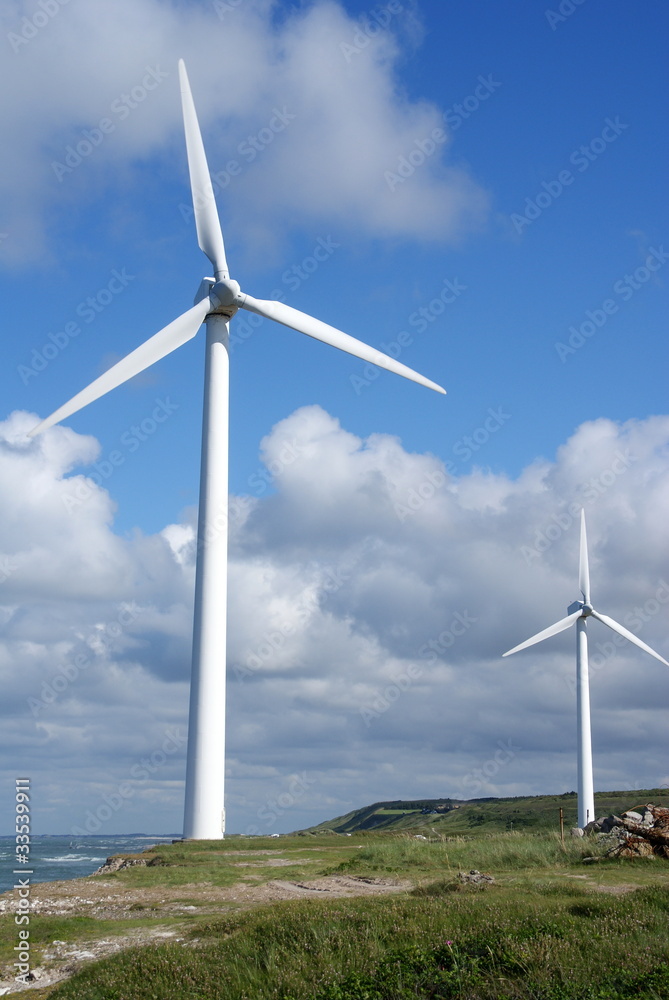 Windrad - zwei Windräder an der Nordseeküste in Dänemark Windrad - zwei Windräder an der Nordseeküste in Dänemark