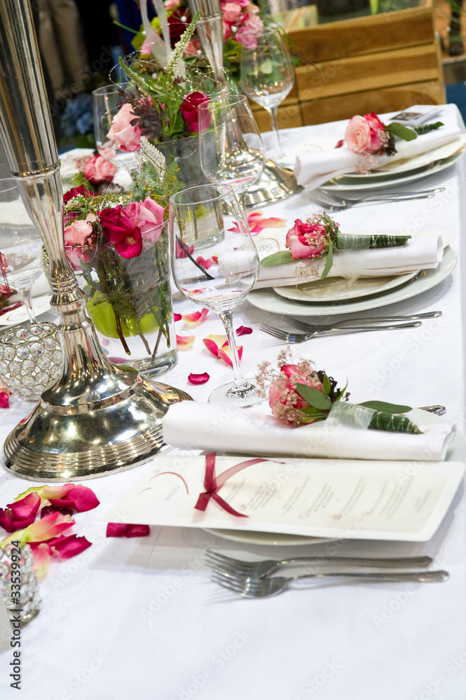 Gedeckte Festtafel mit Rosendekoration Stock-Foto | Adobe Stock