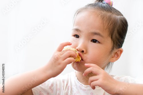 パンを食べる女の子