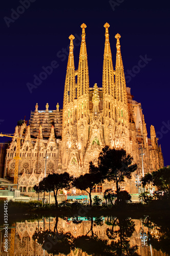 Sagrada Familia bei Nacht ohne Kräne, Antoni Gaudi