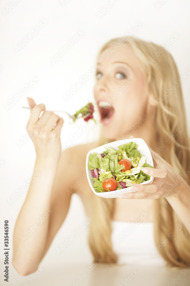 Blonde Frau mit Salat Blonde Frau mit Salat