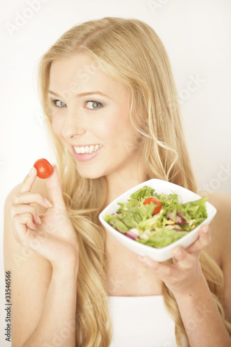 Blonde Frau mit Salat