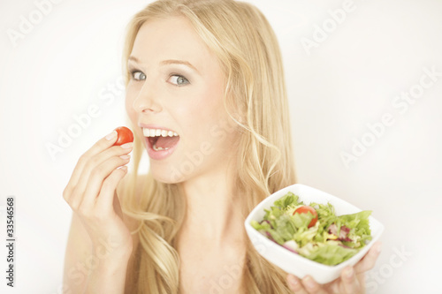 Blonde Frau mit Salat