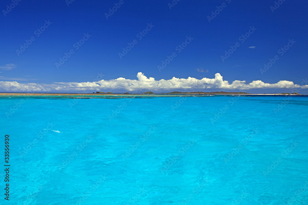伊平屋島のコバルトブルーの海と紺碧の空