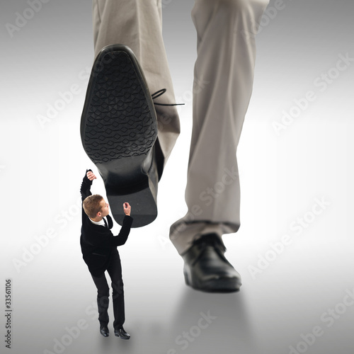 Homme d'affaire se faisant écraser par un géant photo