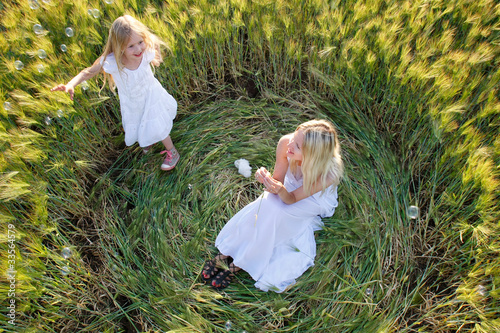 Cuadro en lienzo mother and daughter in green field