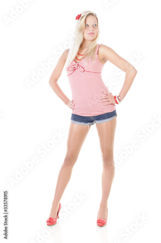 Junge blonde Frau mit roten Schuhen
